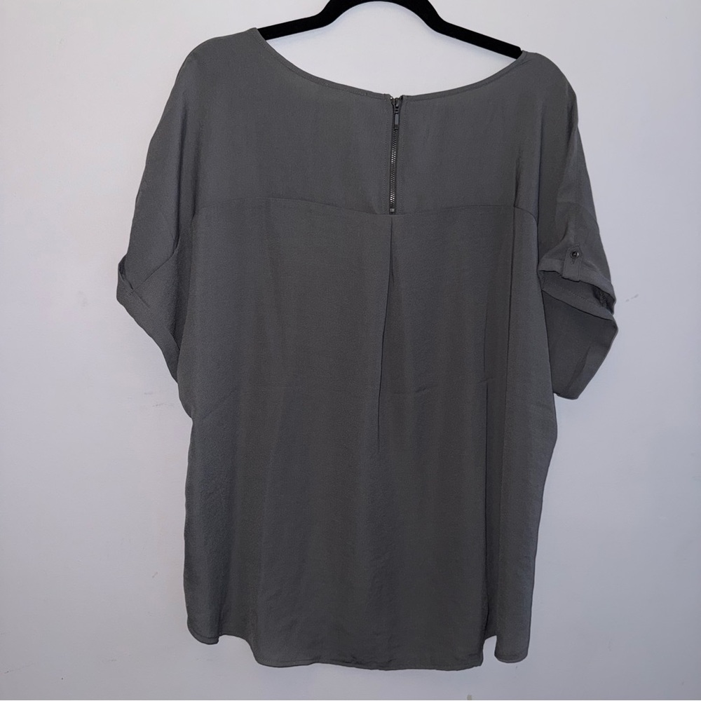 Maurices women’s size XXL gray short sleeve blouse back zipper - Picture 2 of 5